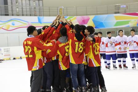 U18男子冰球世青赛 中国队五战全胜夺冠顺利