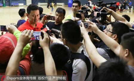 中国男篮红队率先亮相 李楠:双国家队是良性竞