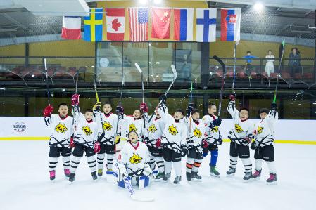 昆仑鸿星杯国际青少年冰球邀请赛开打 首日比