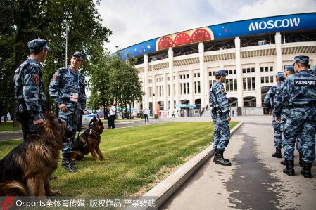 高清:俄罗斯世界杯揭幕战即将打响 球馆外戒备