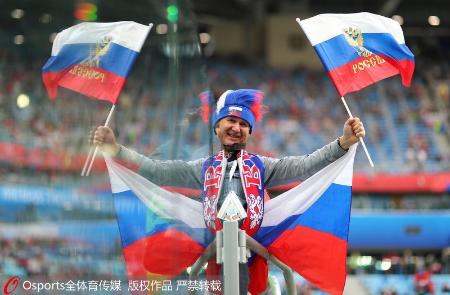 高清:小组赛第二轮俄罗斯对阵埃及 球迷绘国旗