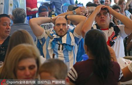 组图：阿根廷0-3完败克罗地亚 阿根廷球迷难以置信
